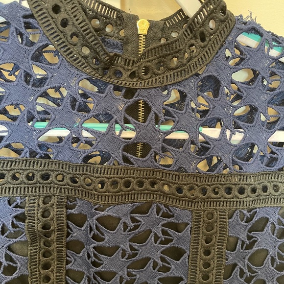 Lace dress - Picture 3 of 3